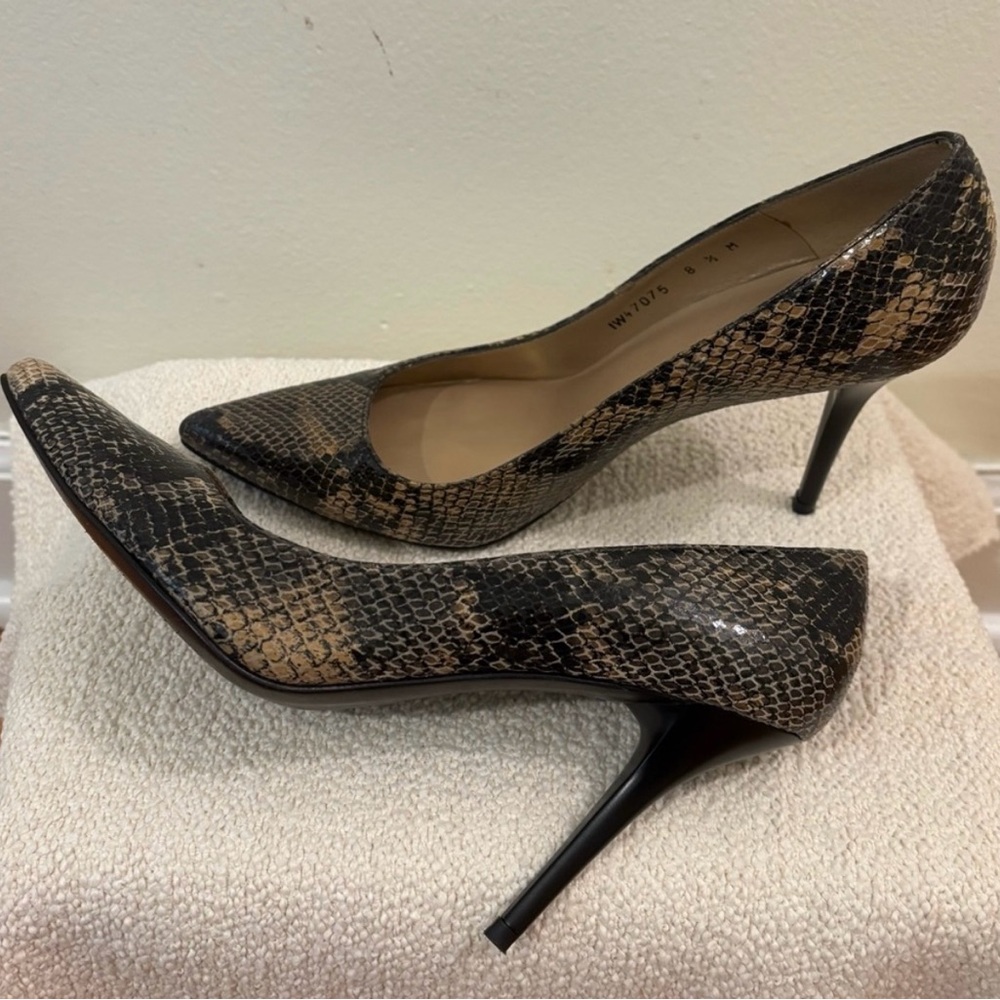 Stuart Weitzman Black and Tan Snakeskin
Heels sz 8 1/2